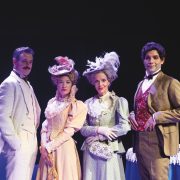 “L’importanza di chiamarsi Ernesto” al Teatro Verdi con Lucia Poli e la regia di Geppy Gleijeses