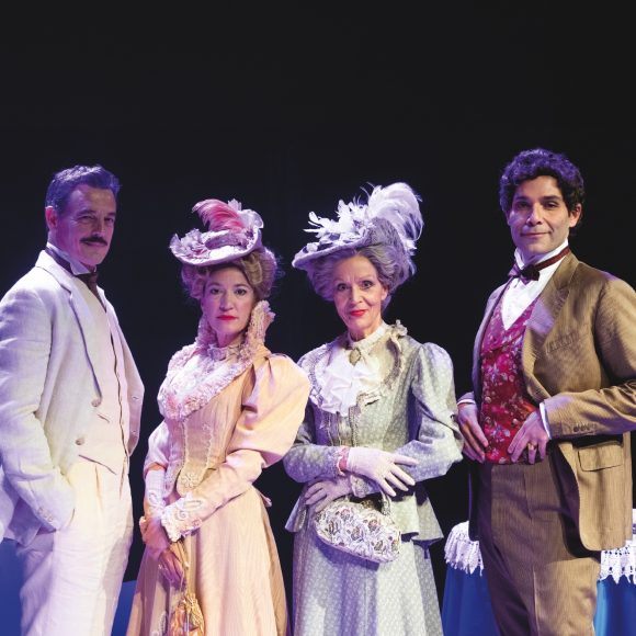 “L’importanza di chiamarsi Ernesto” al Teatro Verdi con Lucia Poli e la regia di Geppy Gleijeses “L’importanza di chiamarsi Ernesto” al Teatro Verdi con Lucia Poli e la regia di Geppy Gleijeses